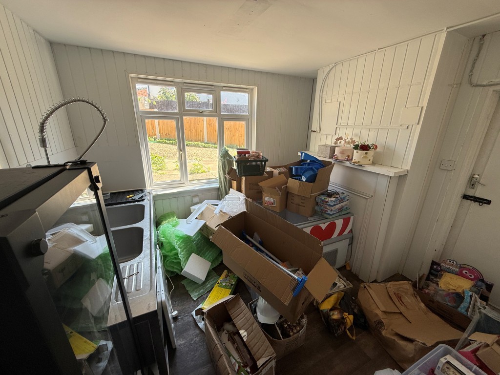 Lot: 113 - PAIR OF SHOPS AND SELF-CONTAINED FLAT FOR INVESTMENT WITH PART VACANT POSSESSION - Stock room